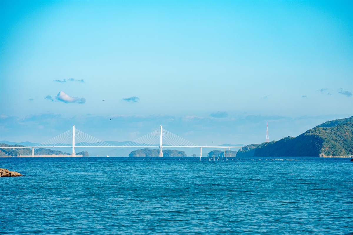 海に架かる橋と、その向こうに連なる島影